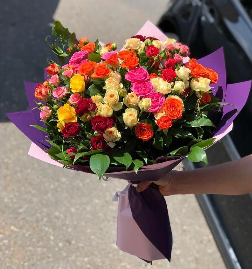 Микс из разноцветных кустовых роз в Алзамае Букет Микс из разноцветных кустовых роз в Алзамае