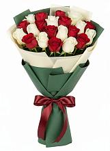 Букет Микс из красных и белых роз в Алзамае