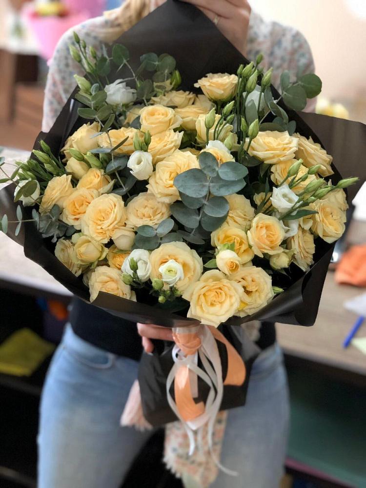 Букет цветов из: Розы и Лизиантусы в Алзамае