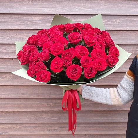 Букет 55 Красных роз Фридом в Алзамае