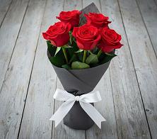 Букет 5 Красных роз Эдлесс Лав в Алзамае