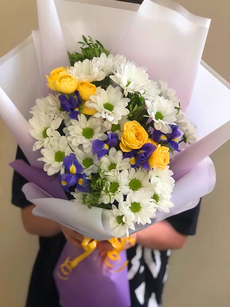 Букет цветов из: Ирисы, Хризантемы и Розы в Алзамае