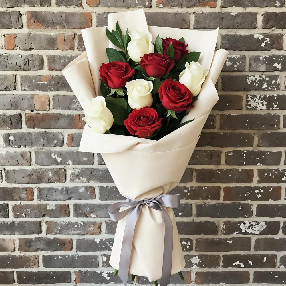 Букет красно-белые розы в Алзамае Букет цветов из: Розы в Алзамае