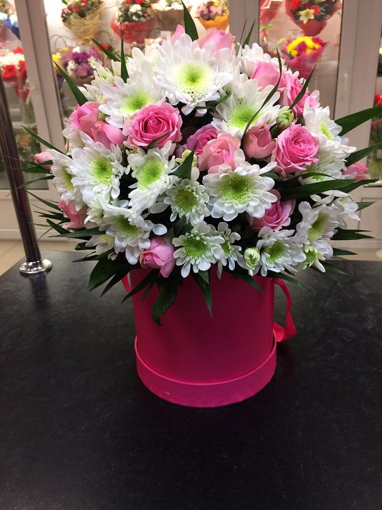 Композиция грация в Алзамае Цветочная композиция из Розы и Хризантемы в шляпной коробке в Алзамае