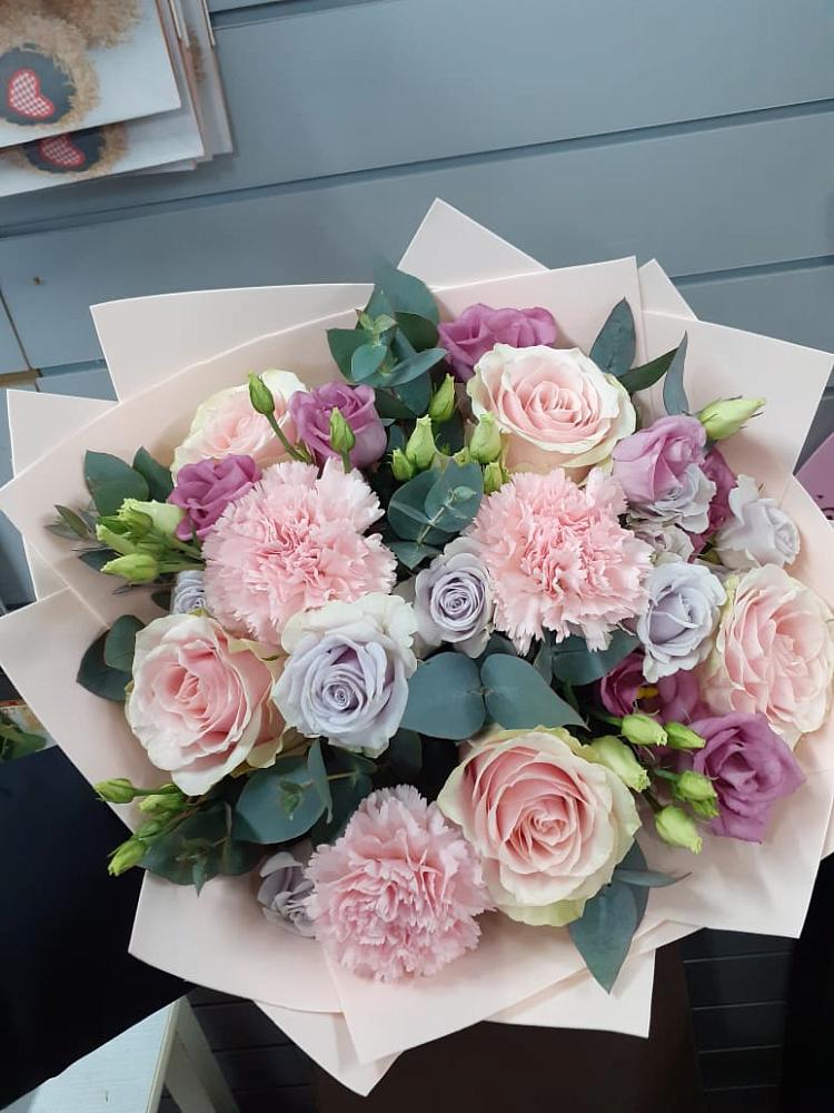 Букет цветов из: Розы, Гвоздики и Лизиантусы в Алзамае