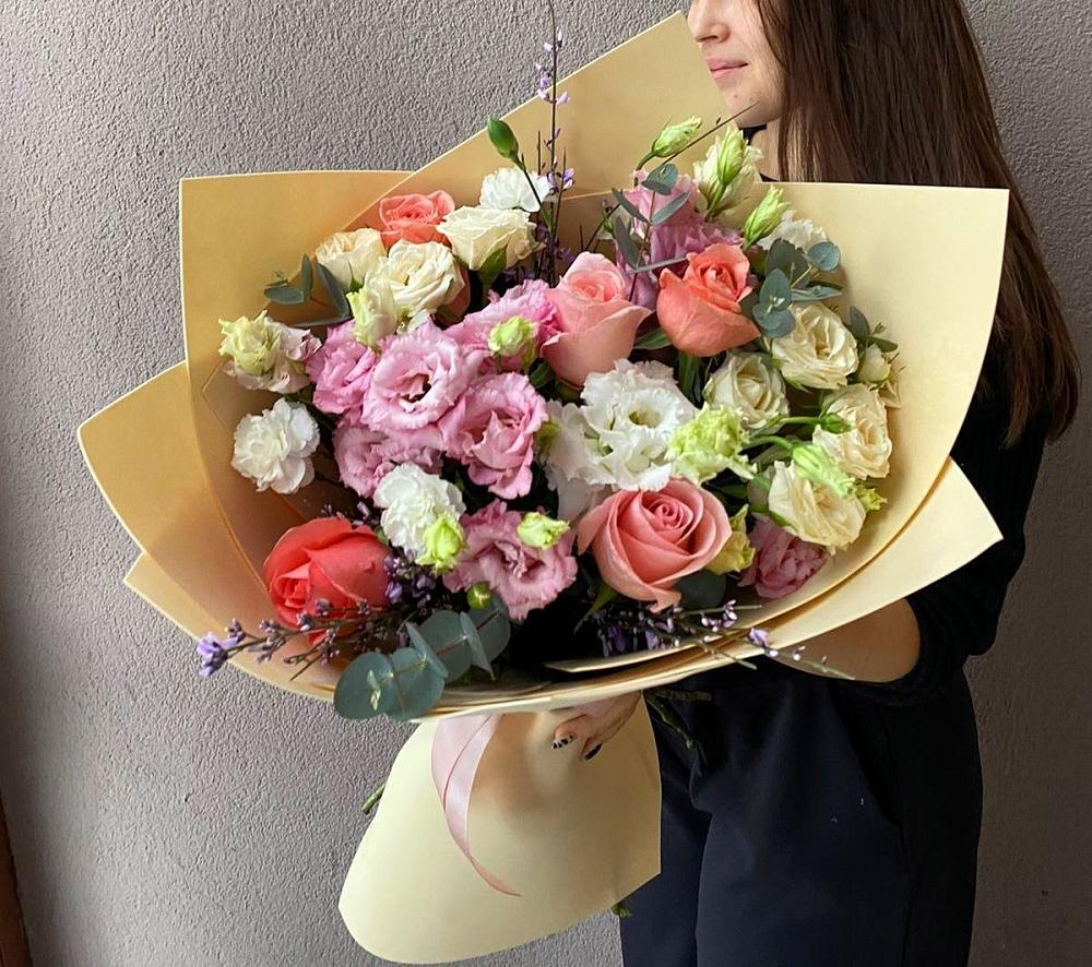 Букет далекие берега в Алзамае Букет цветов из: Розы, Лизиантусы и Гвоздики в Алзамае