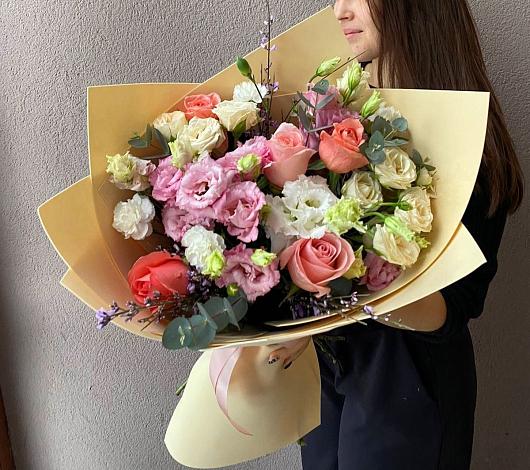 Букет цветов из: Розы, Лизиантусы и Гвоздики в Алзамае