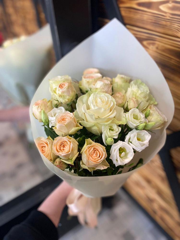 Букет цветов из: Розы и Лизиантусы в Алзамае