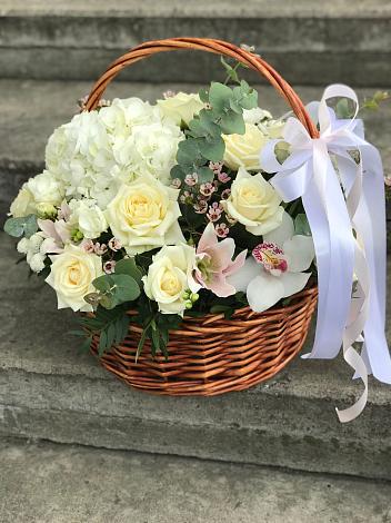 Цветочная композиция из Орхидеи и Розы в корзине в Алзамае